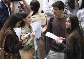 Alumnos en el último examen de la PAU y quienes han conocido este jueves si han entrado en la carrera deseada.