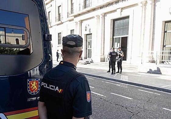 Efectivos de la Policía Nacional frente a la Audiencia Provincial de Valladolid, en una imagen reciente.
