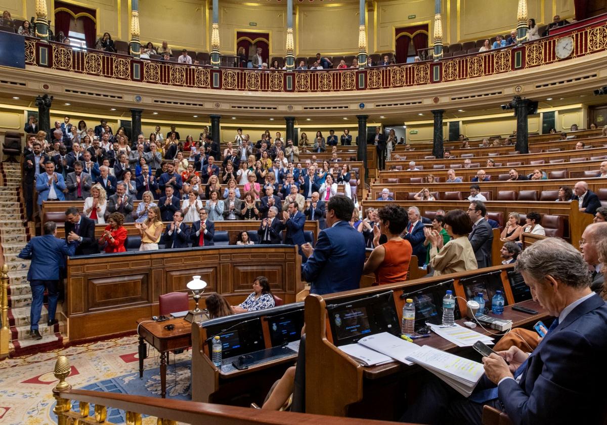 El presidente del gobierno Pedro Sánchez, es aplaudido tras su interviención durante el pleno en el Congreso de los Diputados, este miércoles.