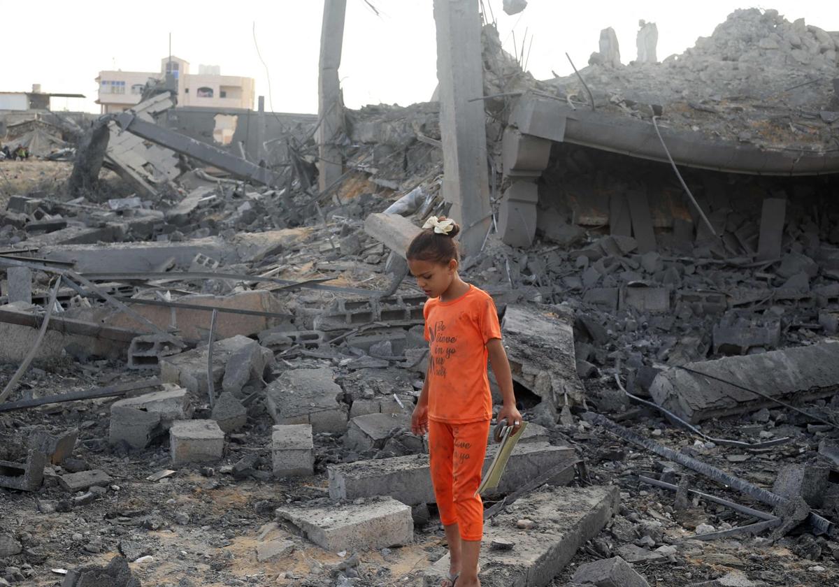 Una niña palestina camina entre los escombros de un edificio alcanzado por un ataque israelí, en el centro de la Franja de Gaza.