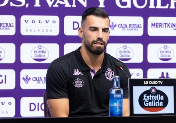 Guilherme Fernandes, durante su presentaciòn como nuevo portero del Real Valladolid