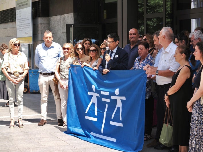 Medio centenar de juristas se concentran frente a los juzgados en defensa del Turno de Oficio