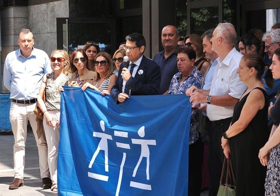 Javier Martín, el decano del Colegiode Abogados, durante la concentración de protesta frente a los juzgados.