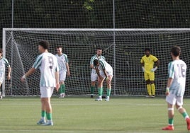 Jugadores cabizbajos del Betis tras caer eliminados en el 'play-off' ante el Numancia B.