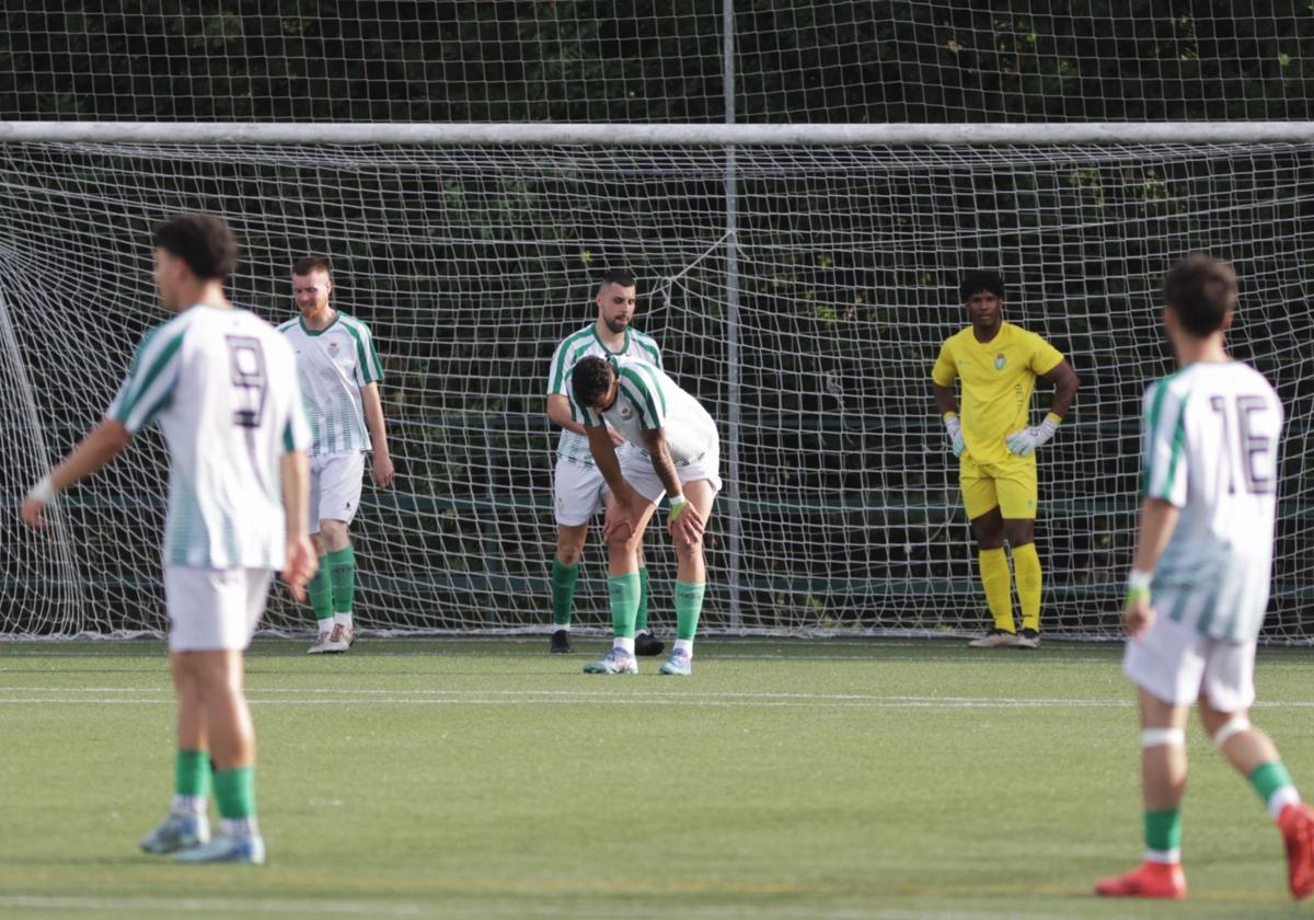 Jugadores cabizbajos del Betis tras caer eliminados en el 'play-off' ante el Numancia B.