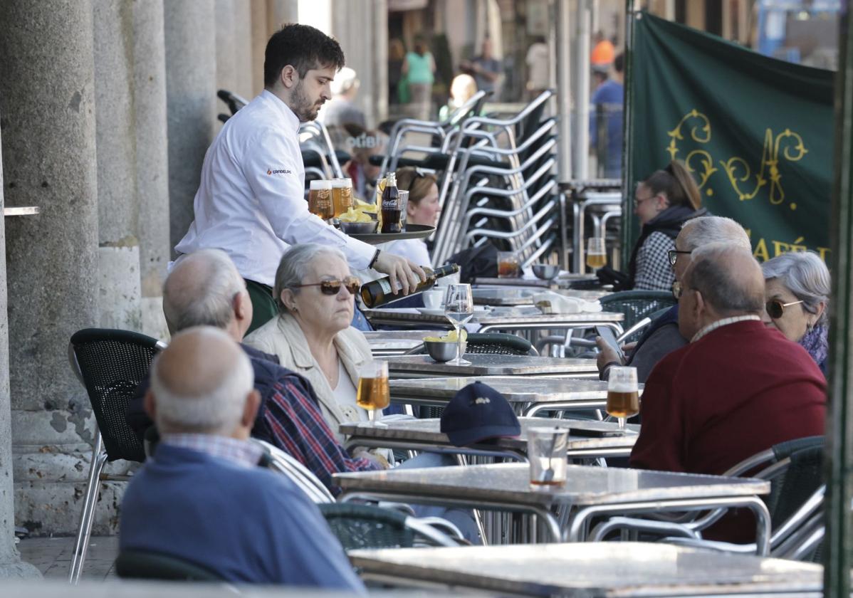 Un camarero atiende una terraza en Valladolid, en una imagen de archivo.