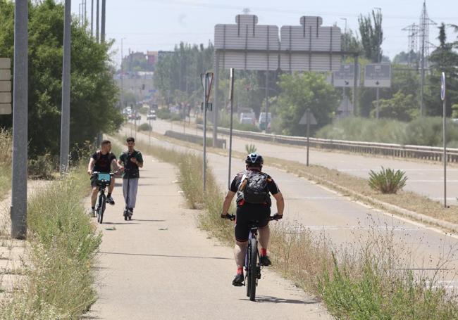 Varios usuarios utilizan el tramo que ha suscitado las críticas del Grupo Municipal Socialista.