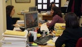 Trabajadoras en una gestoría, durante la campaña de la declaración de la renta.