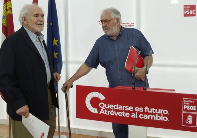 Demetrio Madrid, expresidente de la Junta de Castilla y León, y Juan Colino, exurodiputado y exsecretario del PSOE en Valladolid, presentan el manifiesto en apoyo a Pedro Sánchez.