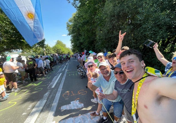 Sergio Romeo, en primer término, junto a los aficionados franceses con los que ha vivido el paso de los corredores.