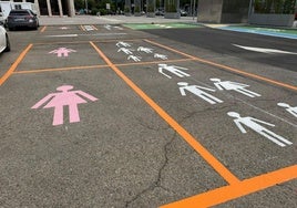 Plazas reservadas para familias y mujeres, en el parking de la Junta.