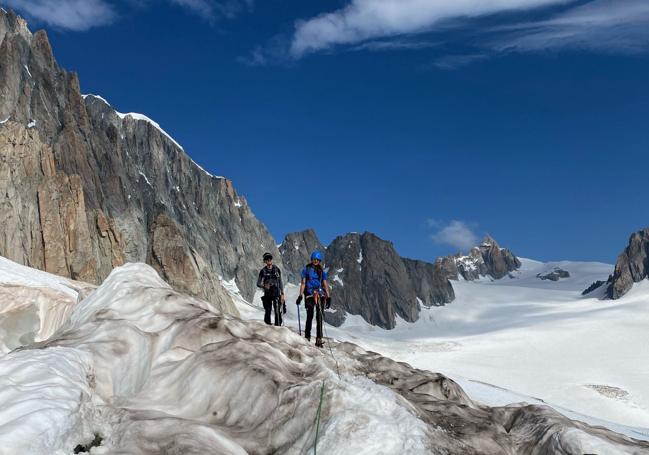 Álvaro Guerra y su guía ascendiendo por el Vallée Blanche, en la travesía glaciar desde Aiguille du Midi