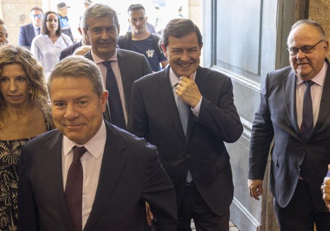 Emiliano García-Page, junto a Alfonso Fernández Mañueco, esta semana, en la firma de un convenio sanitario por el que se atenderá a ciudadanos de Ávila en el hospital manchego de Talavera de la Reina.