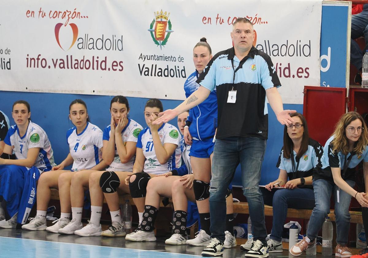 Salva Puig muestras gestos de incredulidad en el partido ante Granollers.