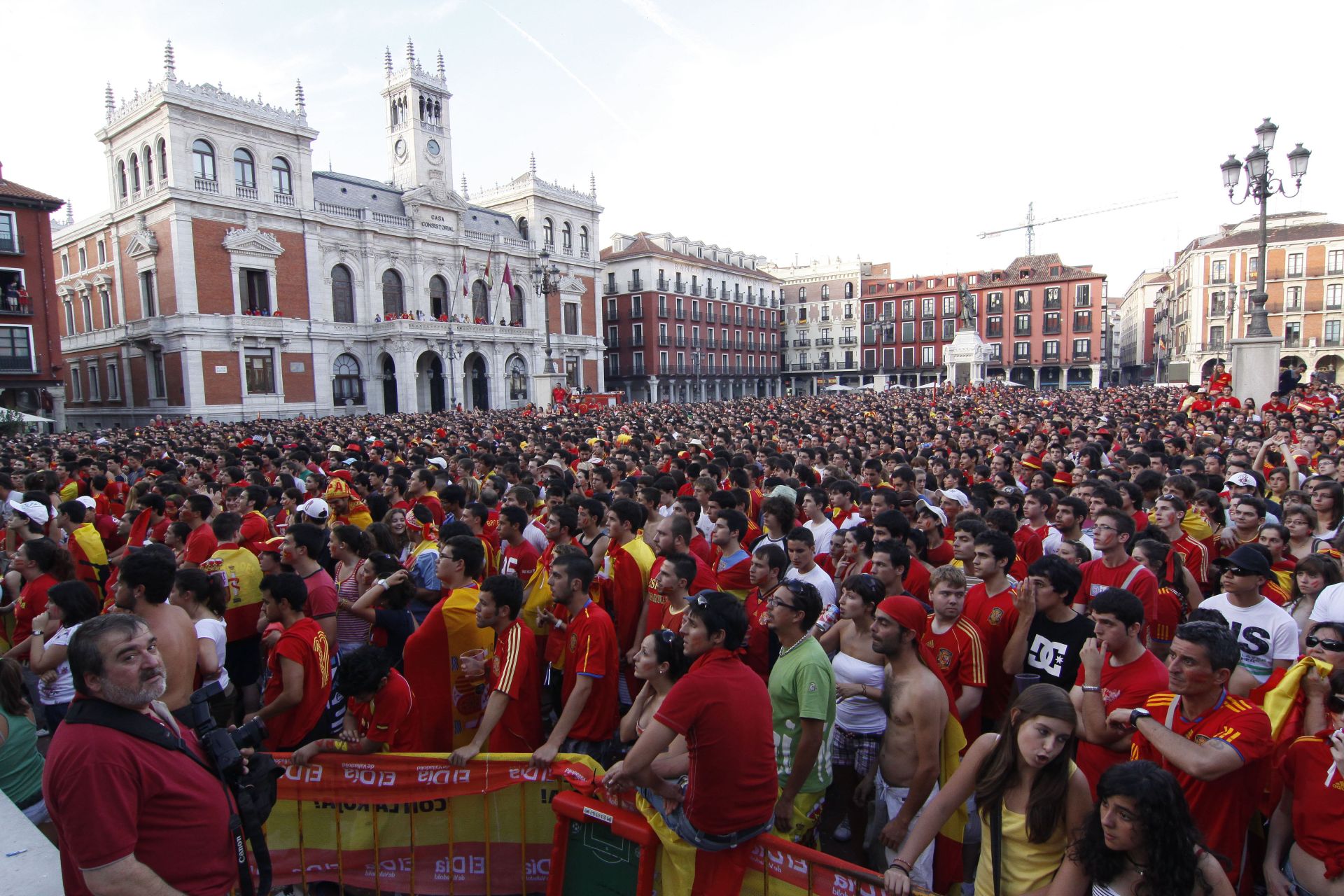 La Plaza Mayor de Valladolid, abarrotada durante la retransmisión de la final del Mundial de Fútbol de Sudádrica entre España y Holanda.
