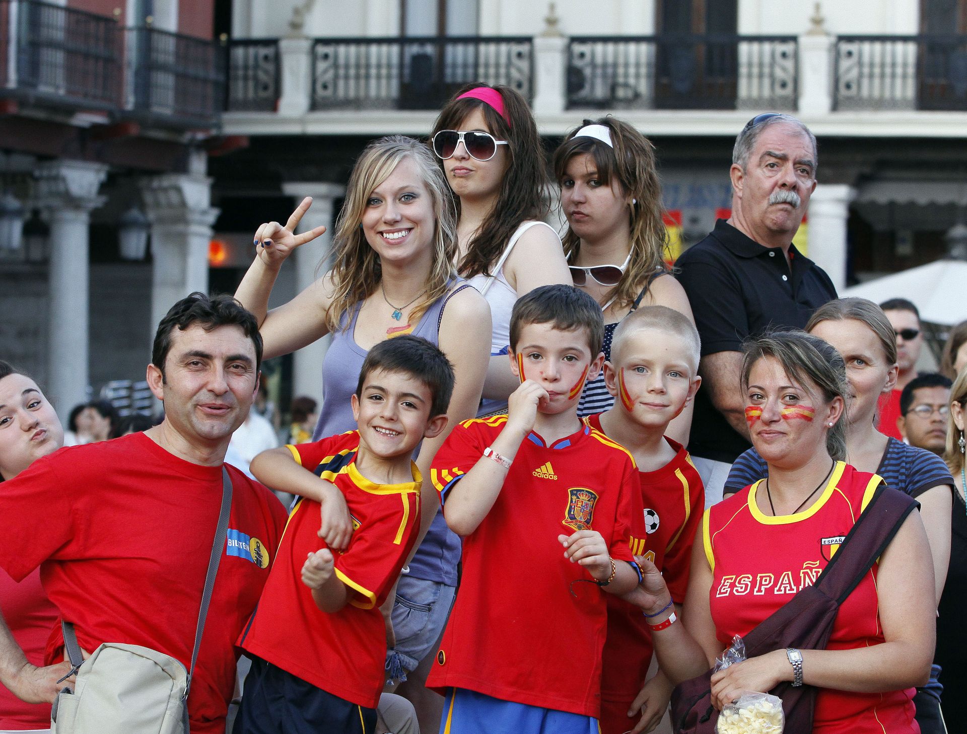 Decenas de aficionados se congregaron en la Plaza Mayor de Valladolid para seguir el encuentro en directo.