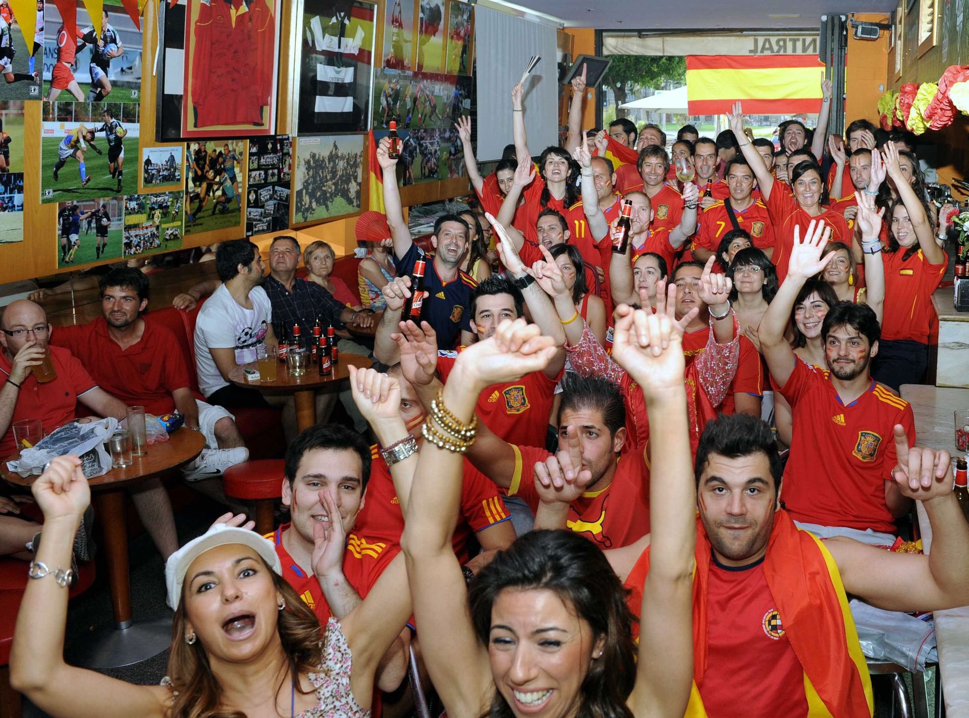 La Central, abarrotada para seguir la final del mundial de fútbol entre España y Holanda.
