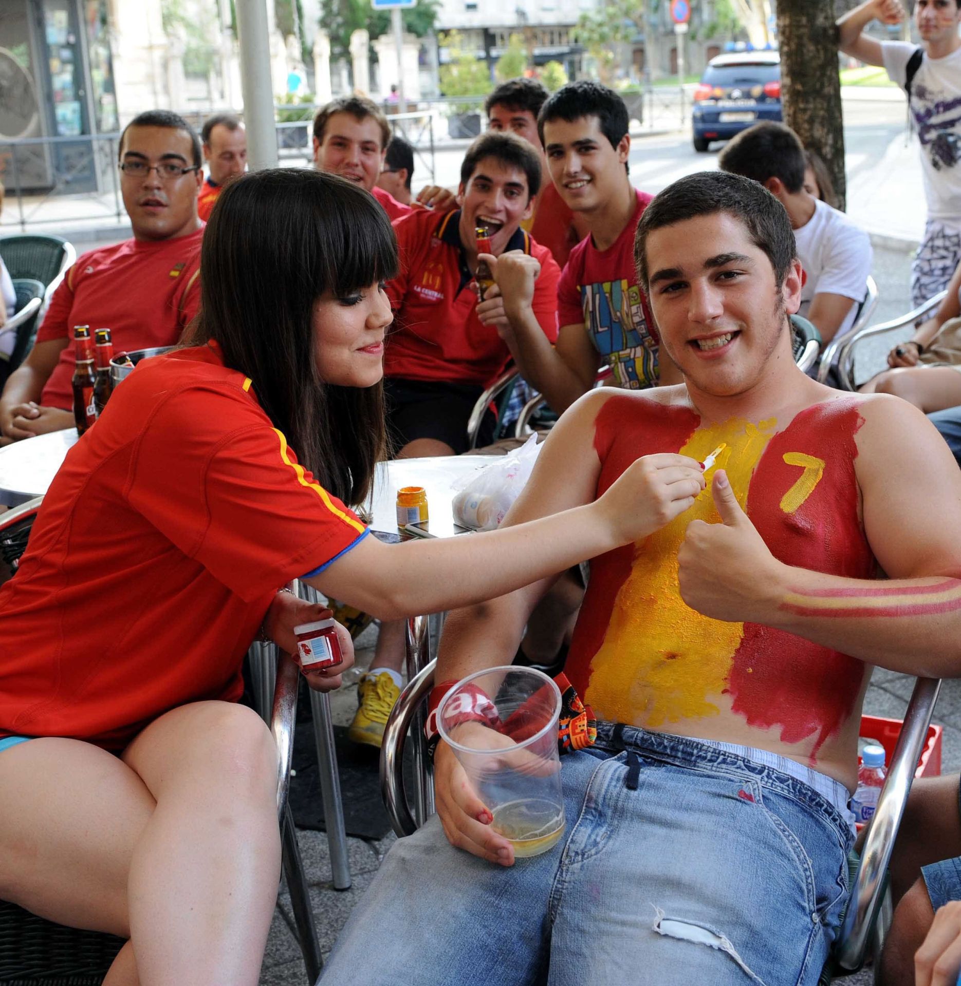 Varios jóvenes siguen el encuentro en la terraza de la Central.