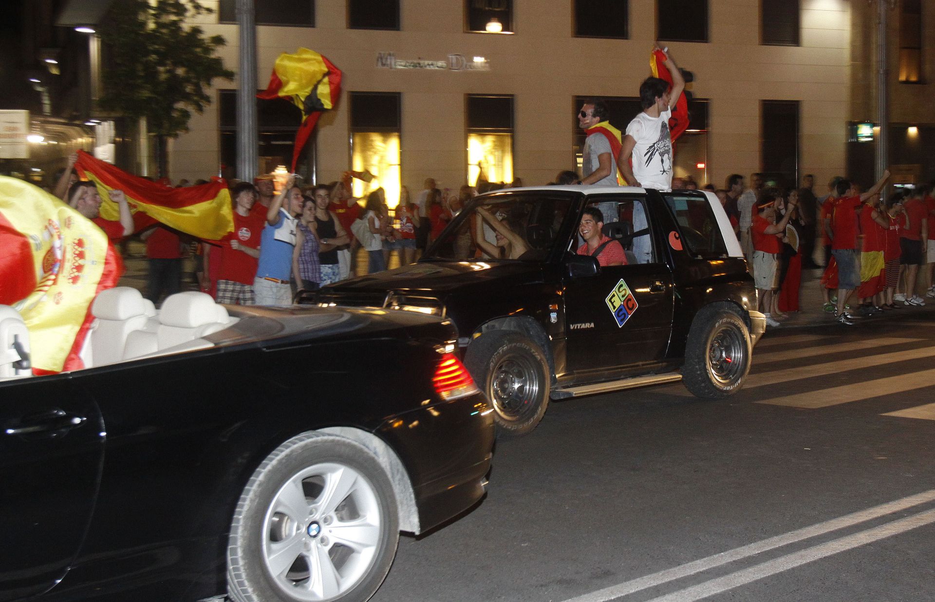Varios aficionados circulan con sus vehículos por la calle Miguel Íscar y la Plaza de Zorrilla para festejar el campeonato del mundo conseguido por la Selección el 11 de julio de 2010.