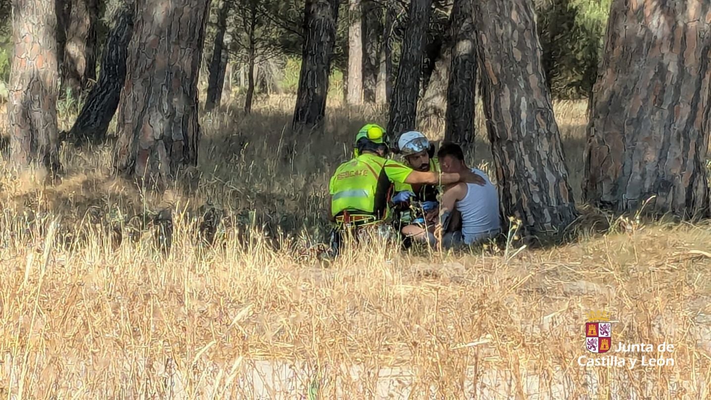 Personal sanitario atiende al hombre.