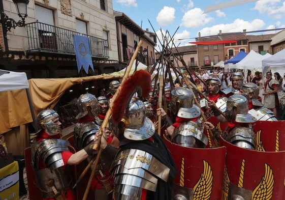 Desfile por las calles de Saldaña durante la pasada edición del Mercado Romano.