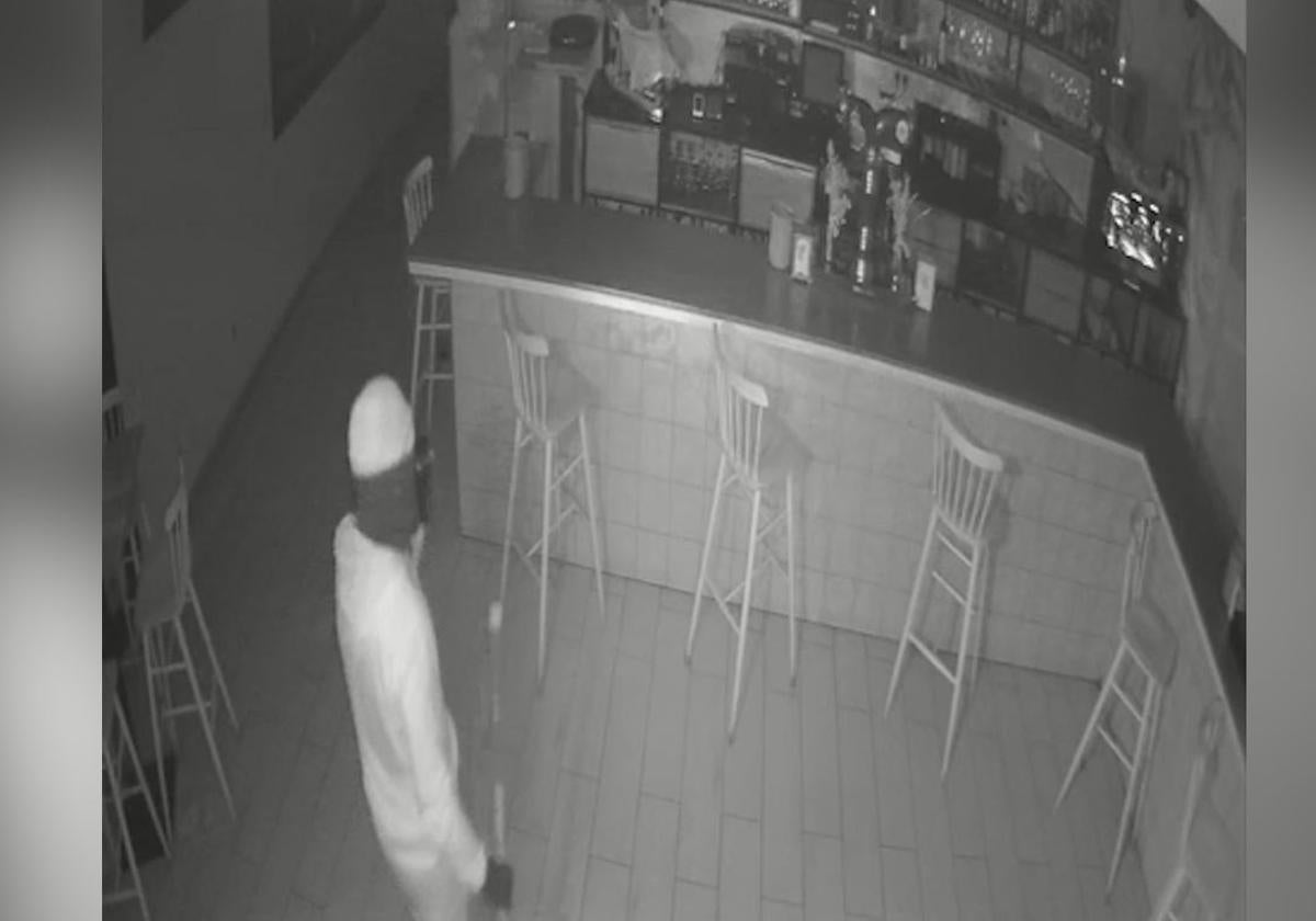 Momento en el que un encapuchado irrumpe en el restaurante Sarmiento de Serrada.