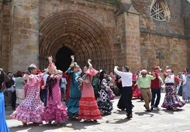 Participantes en la fiesta rociera en Aguilar.