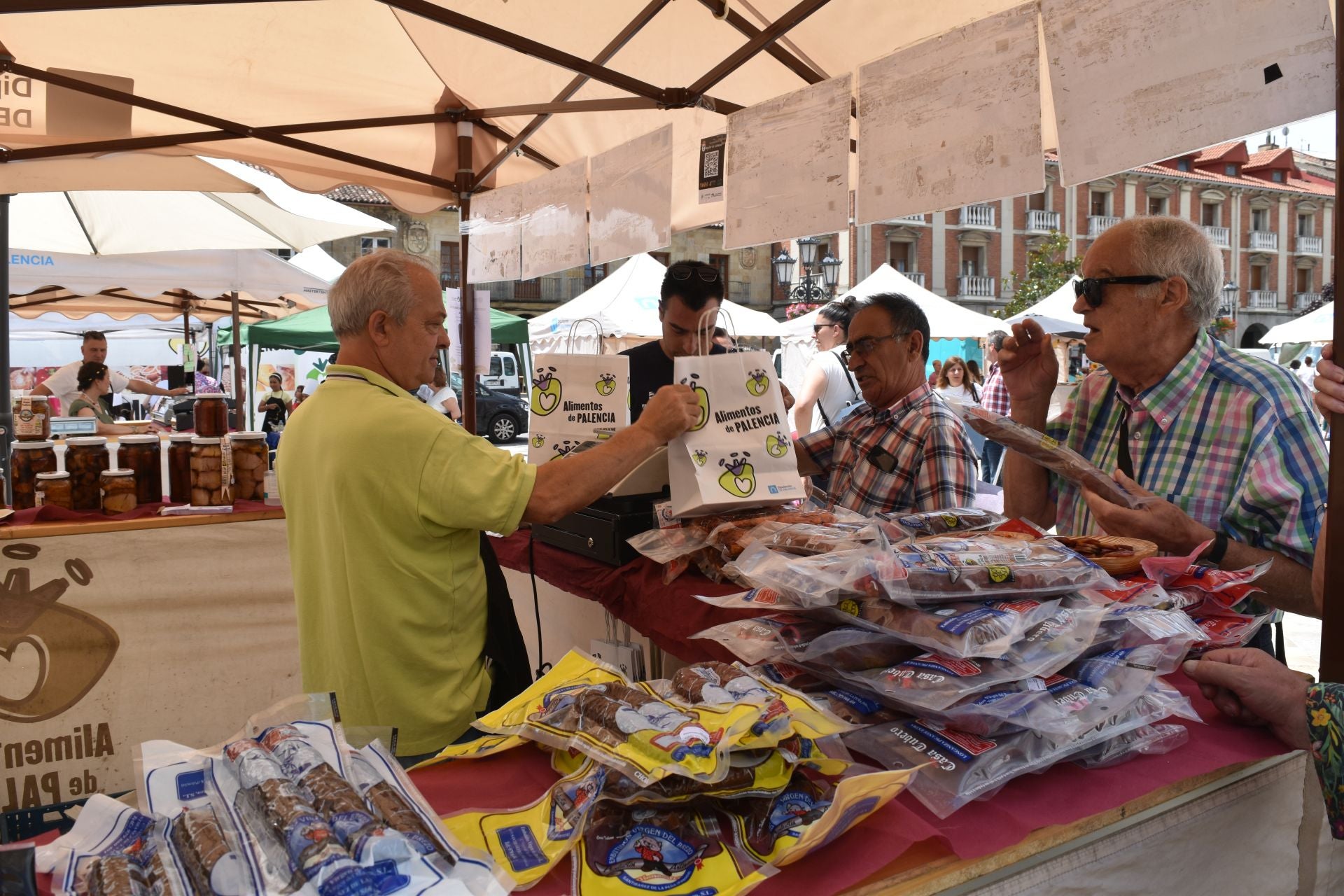 Aguilar funde la feria gastronómica con las sevillanas