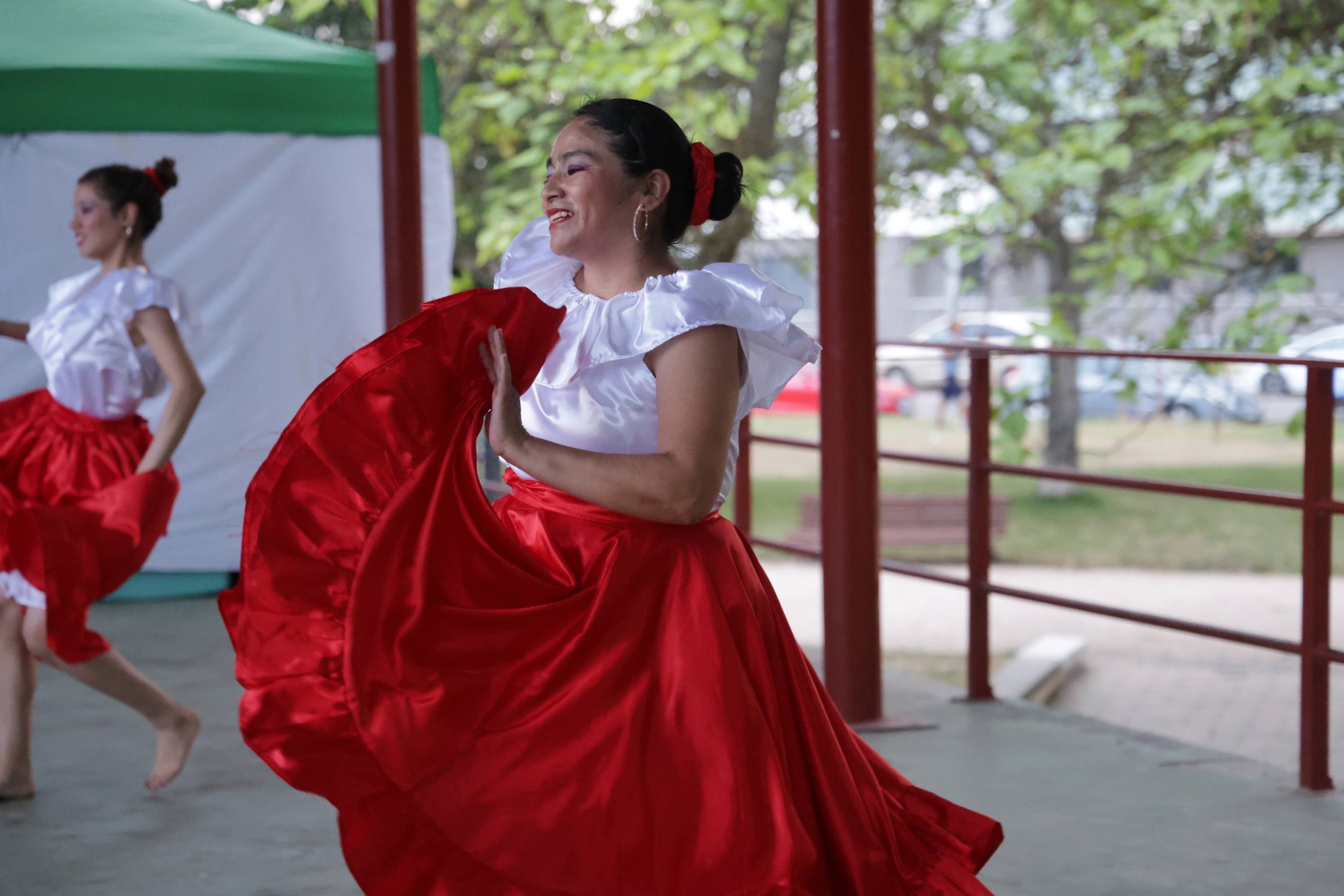 Los juegos autóctonos y los bailes peruanos de las fiestas del barrio Delicias, en imágenes