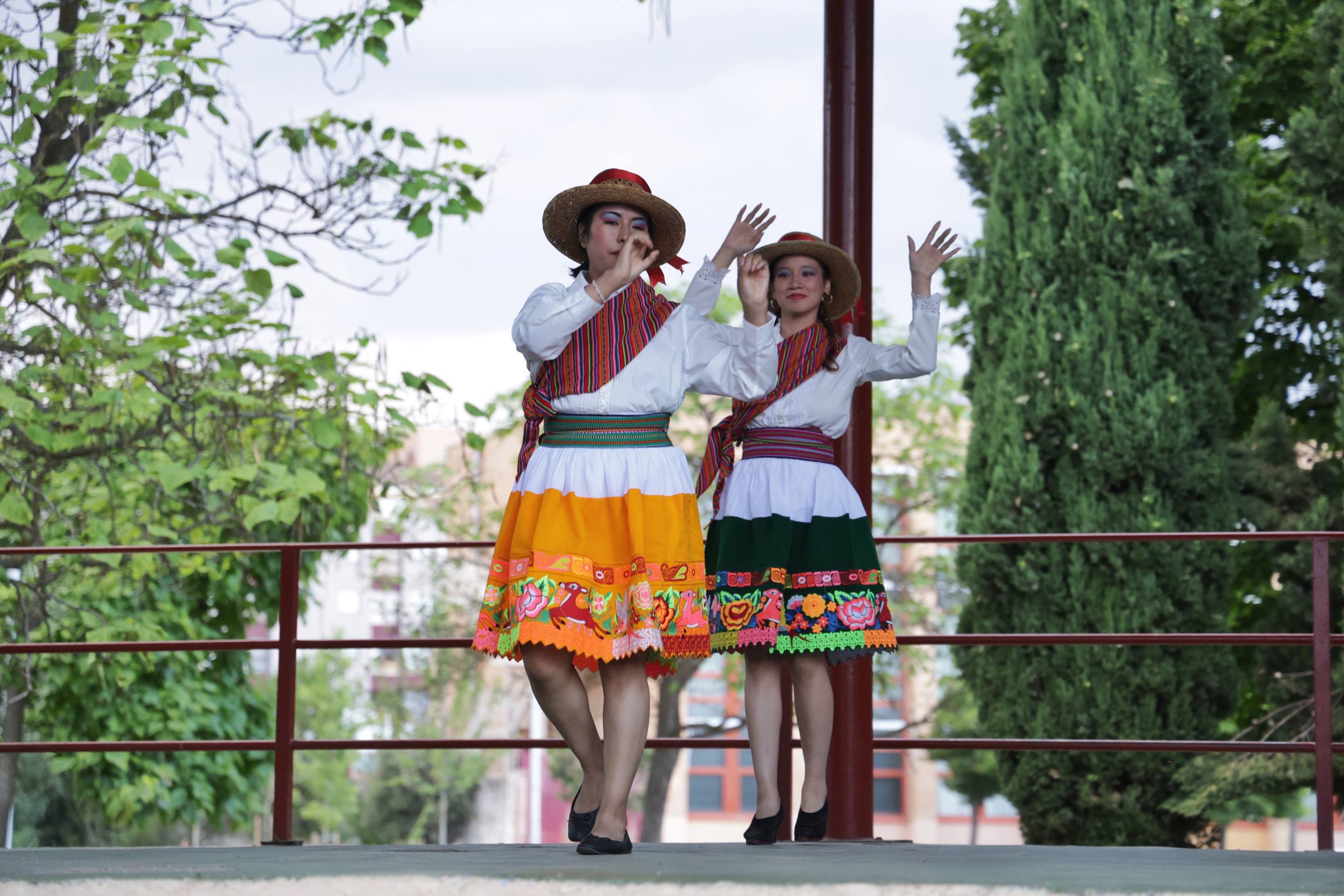 Los juegos autóctonos y los bailes peruanos de las fiestas del barrio Delicias, en imágenes