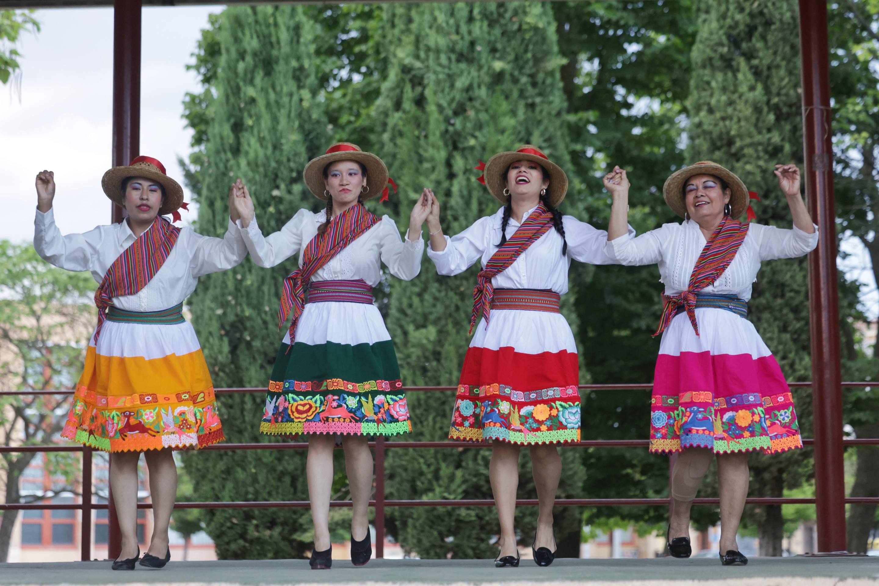 Los juegos autóctonos y los bailes peruanos de las fiestas del barrio Delicias, en imágenes