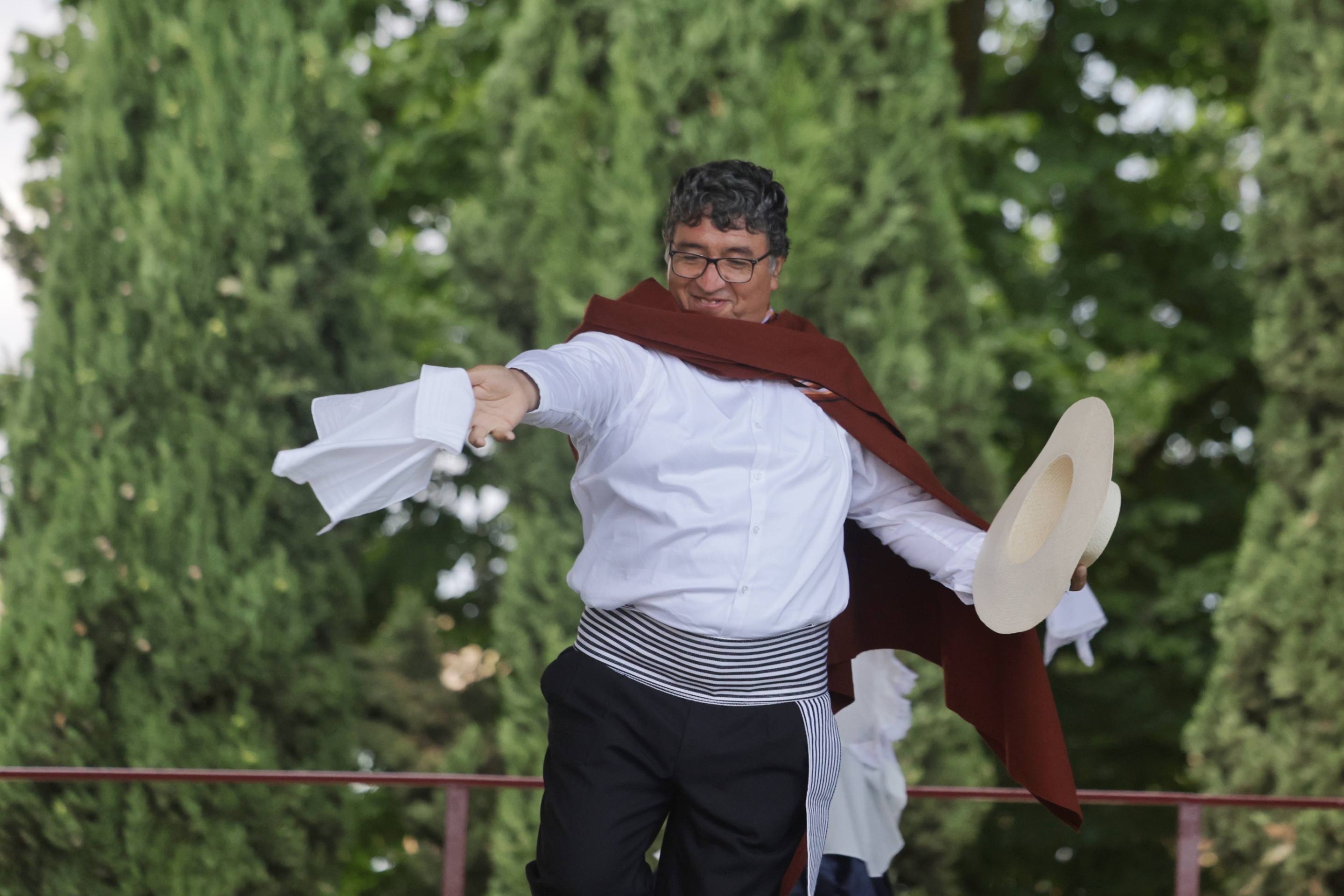 Los juegos autóctonos y los bailes peruanos de las fiestas del barrio Delicias, en imágenes