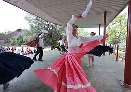Bailes peruanos este sábado en el parque de la Paz para celebrar el inicio de las fiestas de Delicias.