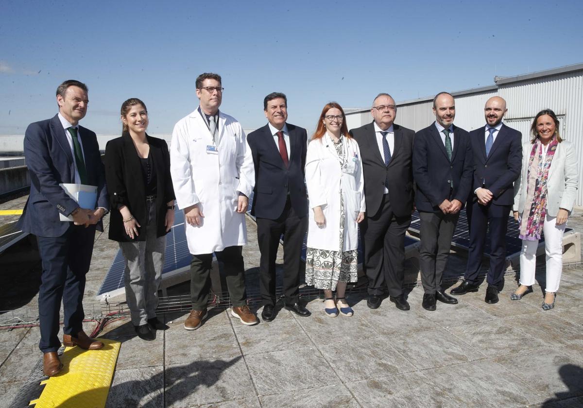 El consejero de Economía y Hacienda, Carlos Fernández Carriedo (4i) durante una visita a una instalación de autoconsumo eléctrico.