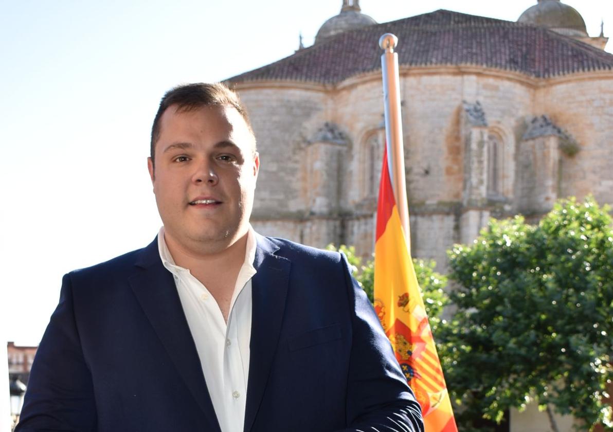 Jaime Rodríguez, alcalde de Cigales, en el balcón del Ayuntamiento