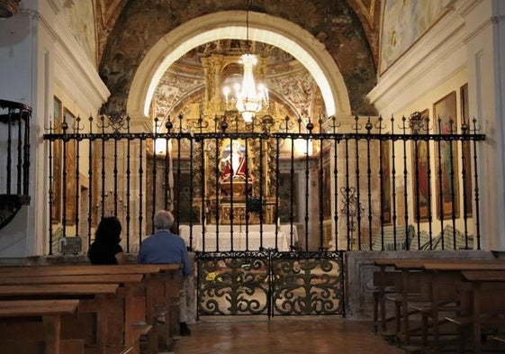 Visitantes en la Ermita de Tiedra, uno de los templos que participa en el programa.