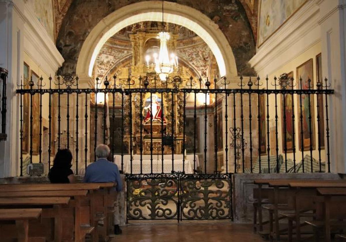 Visitantes en la Ermita de Tiedra, uno de los templos que participa en el programa.