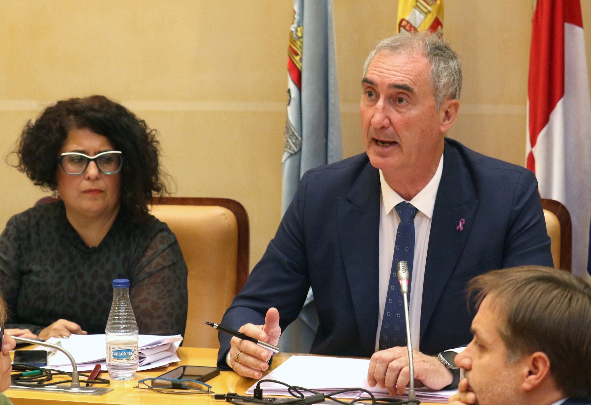 Rosalía Serrano y José Mazarías, durante un Pleno del Ayuntamiento de Segovia.