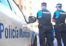 Imagen de dos policías realizando labores de vigilancia en Valladolid.