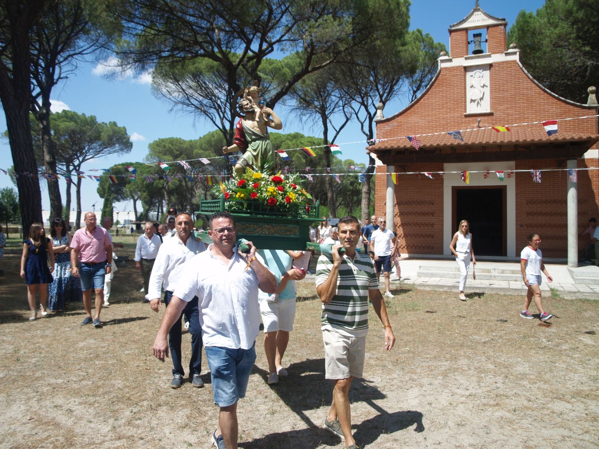 Las mejores imágenes de la procesión y bendición de vehículos por San Cristóbal en Íscar