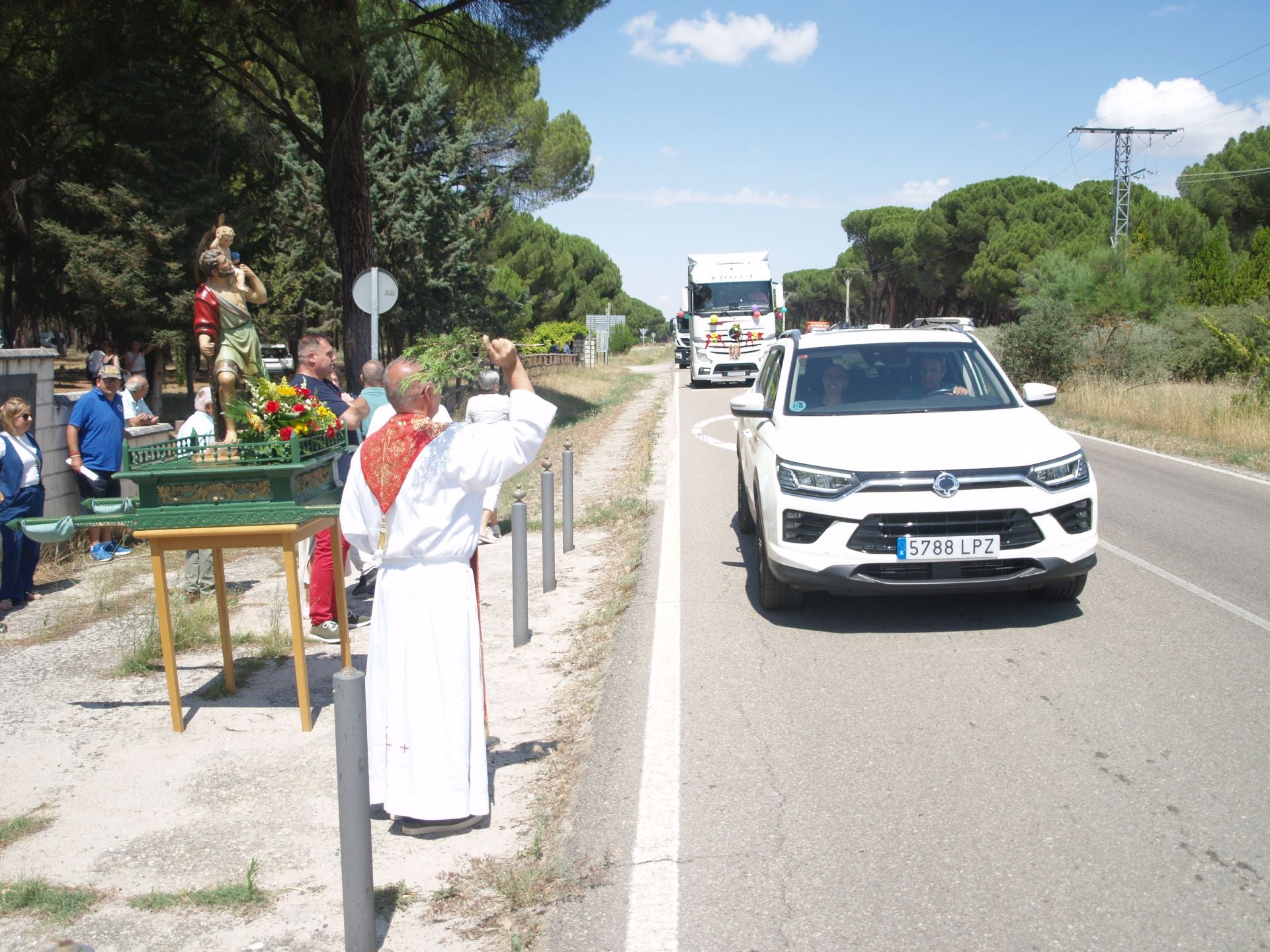 Las mejores imágenes de la procesión y bendición de vehículos por San Cristóbal en Íscar