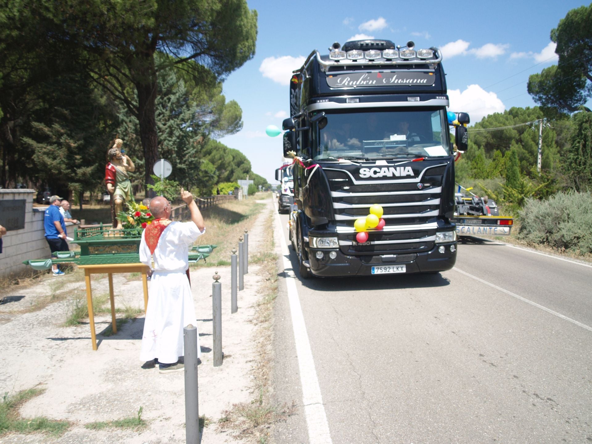 Las mejores imágenes de la procesión y bendición de vehículos por San Cristóbal en Íscar