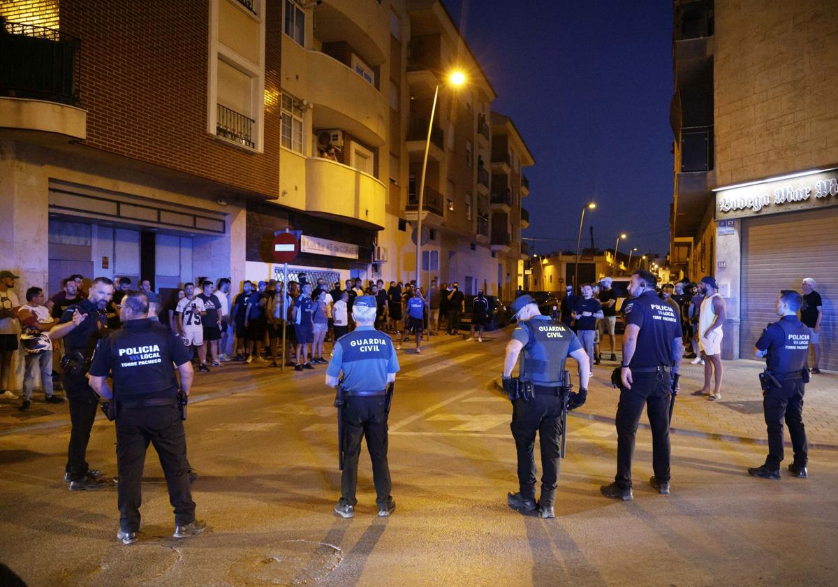 Agentes de Policía Local y Guardia Civil durante los altercados en Torre Pacheco