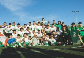 Los jugadores del CD Victoria celebran el ascenso a Regional Aficionados.