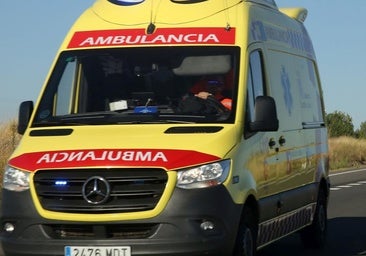 Los bomberos rescatan a un hombre atrapado tras un accidente en Navas de Oro