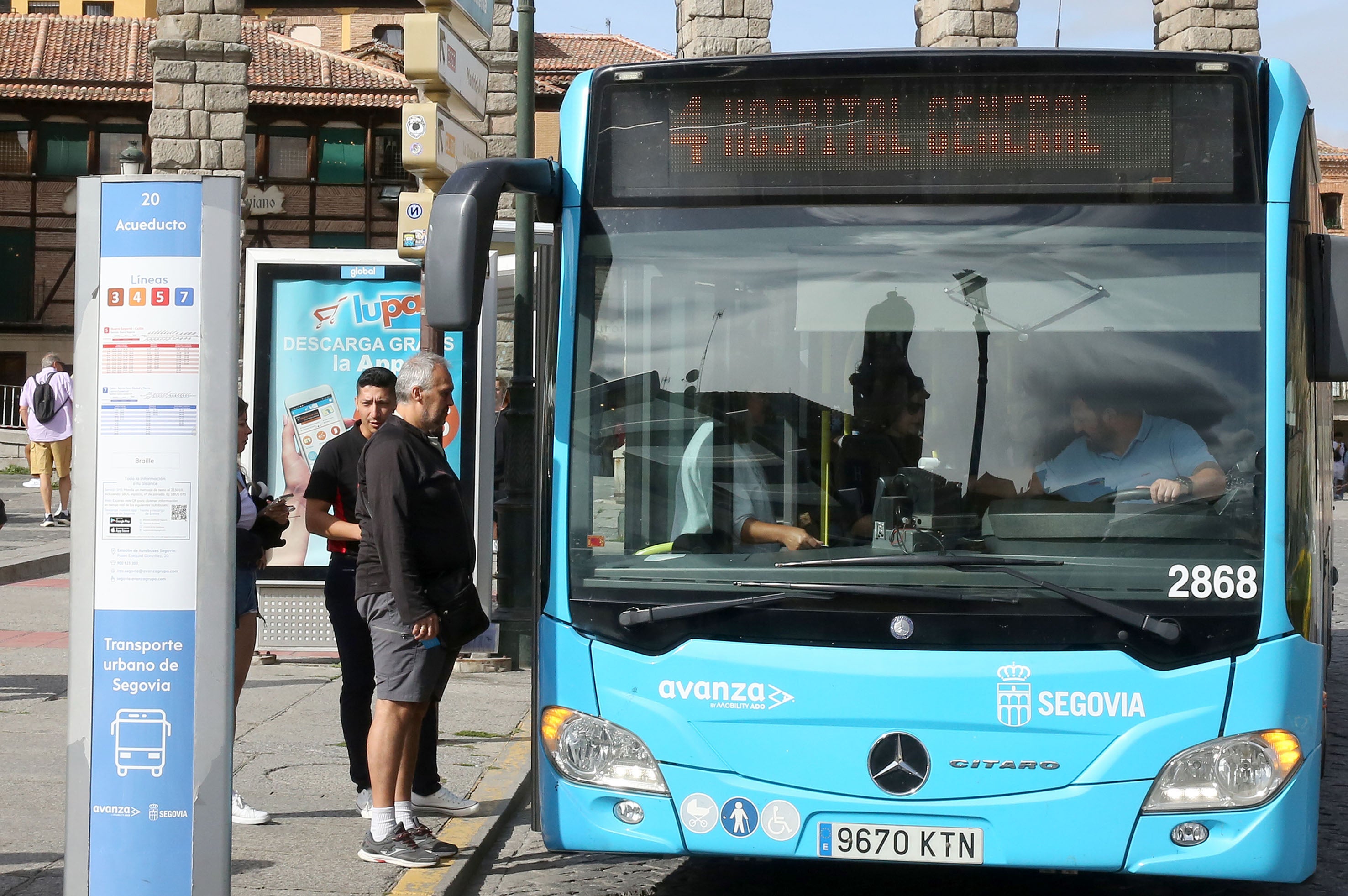Varias personas suben al autobús de la línea 4 en la parada del Acueducto.