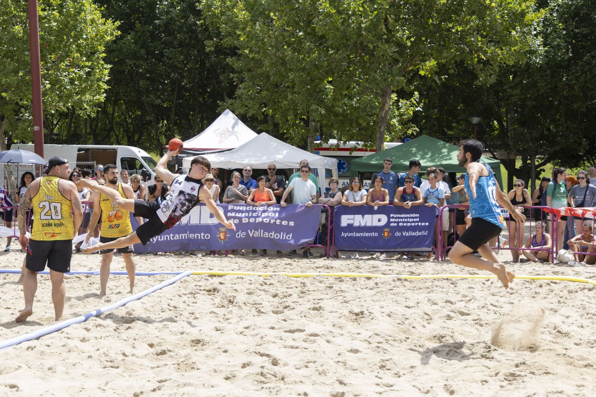 Ambiente veraniego en el torneo de balonmano playa en Valladolid