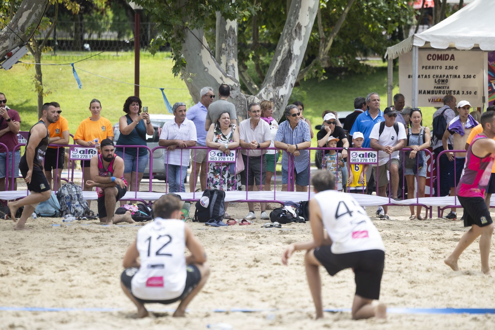 Ambiente veraniego en el torneo de balonmano playa en Valladolid
