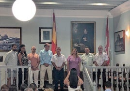 Juan Manuel Álvarez, en el centro, junto a la corporación municipal