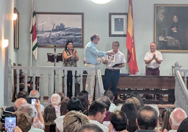 Alfredo Luengo, el alcalde, le hizo entrega de una placa conmemorativa